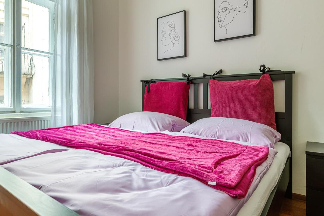 Newly Renovated Apartment In The Old Town Bratislava Bagian luar foto